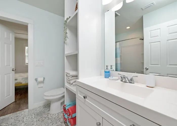 Stylish 2 Bedroom Close 2 Dtown, Nas, And Bch