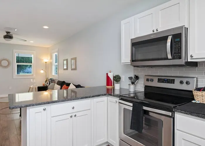 Stylish 2 Bedroom Close 2 Dtown, Nas, And Bch Hotel 3*