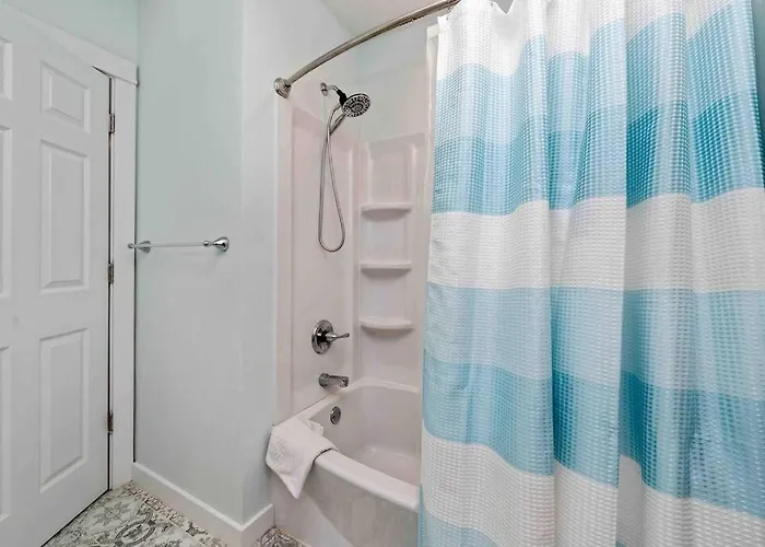 Hotel Stylish 2 Bedroom Close 2 Dtown, Nas, And Bch Pensacola