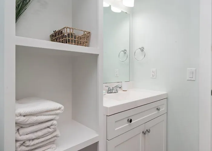 Stylish 2 Bedroom Close 2 Dtown, Nas, And Bch