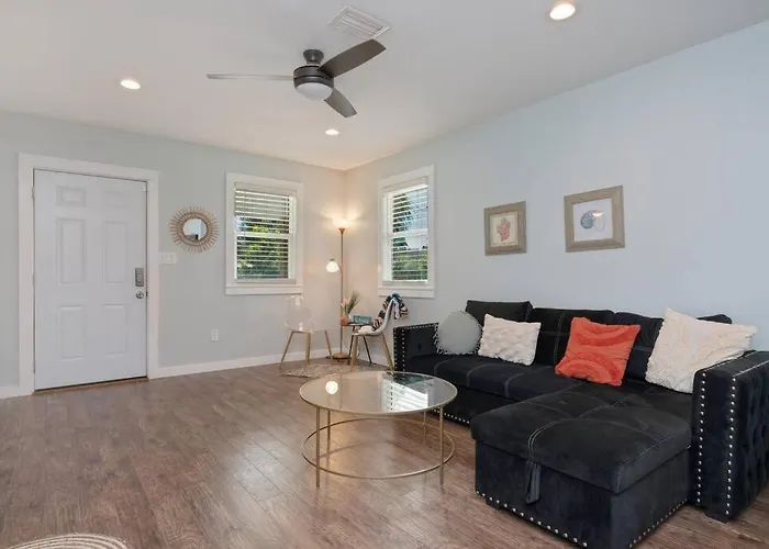 Stylish 2 Bedroom Close 2 Dtown, Nas, And Bch Pensacola