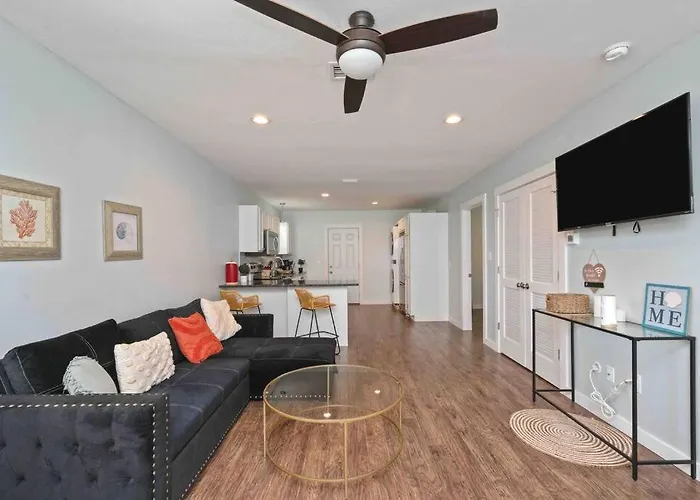 Stylish 2 Bedroom Close 2 Dtown, Nas, And Bch 3*