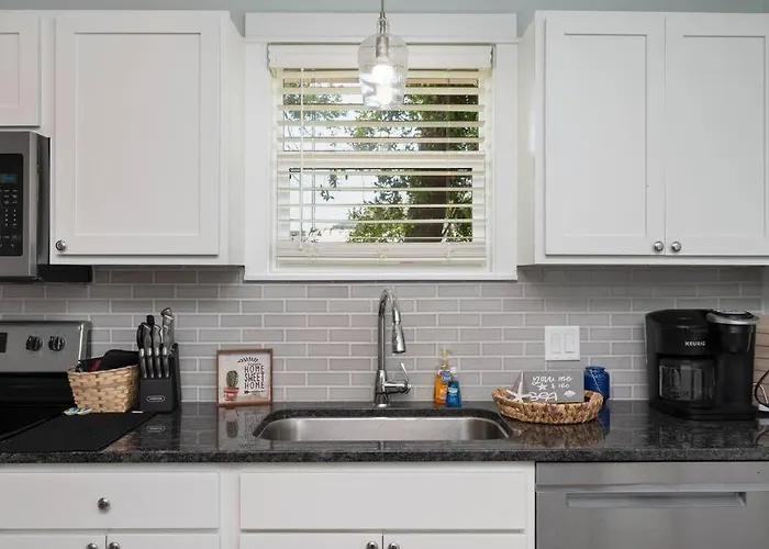Stylish 2 Bedroom Close 2 Dtown, Nas, And Bch 3*