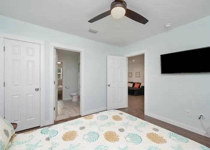 Stylish 2 Bedroom Close 2 Dtown, Nas, And Bch