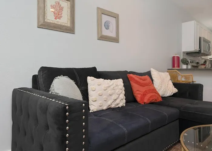 Stylish 2 Bedroom Close 2 Dtown, Nas, And Bch Pensacola