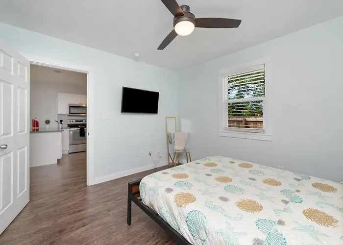 Stylish 2 Bedroom Close 2 Dtown, Nas, And Bch 3*