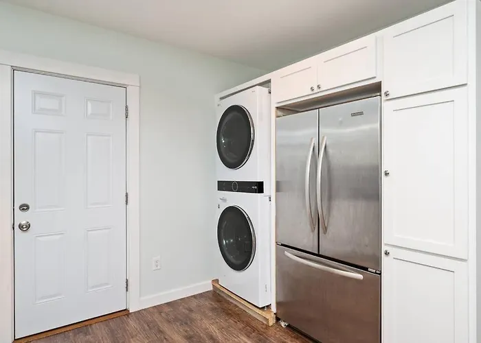 Stylish 2 Bedroom Close 2 Dtown, Nas, And Bch Hotel