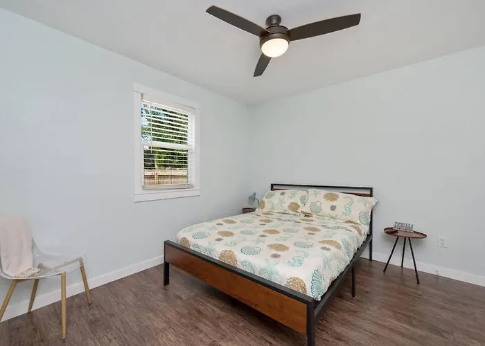 Stylish 2 Bedroom Close 2 Dtown, Nas, And Bch Hotel 3*