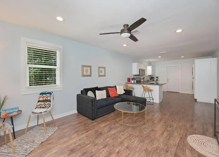 Hotel Stylish 2 Bedroom Close 2 Dtown, Nas, And Bch 3*