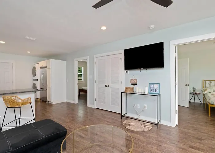 Stylish 2 Bedroom Close 2 Dtown, Nas, And Bch Hotel